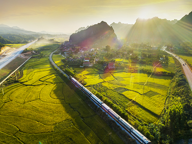 Tuyến đường sắt đi qua những cánh đồng lúa, xen lẫn những dãy núi thuộc tỉnh Ninh Bình tạo nên một hình ảnh thơ mông