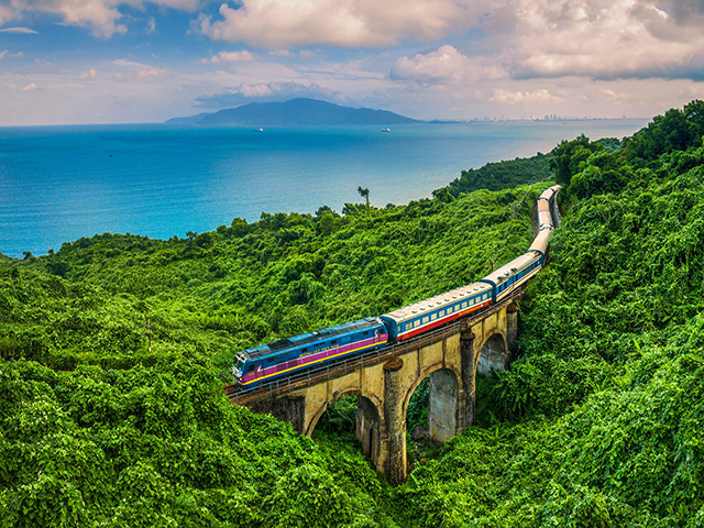 Ngồi trên tàu Thống nhất đi qua đèo Hải Vân du khách có thể tận hưởng những hình ảnh đẹp từ sườn núi nhìn xuống biển